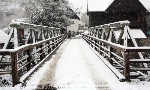 [VIDEO/FOTO] Snijeg zabijelio dijelove Hrvatske, pahulje lepršaju i u Rijeci i Zagrebu