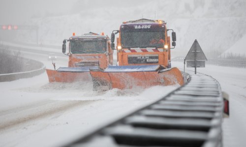 [FOTO/VIDEO] Kaos na cestama: Kamioni ne mogu iz unutrašnjosti prema sjevernom Jadranu; stvaraju se kolone, na kolnicima poledica i odroni