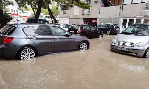 [FOTO/VIDEO] Split paraliziran, kiša potopila sve gradske prometnice