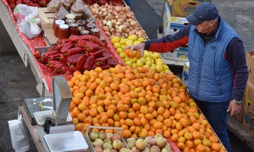 Proizvođači ih zatrpali pritužbama, iz Ministarstva odgovaraju: Direktna prodaja voća i povrća iz kombija nije obustavljena