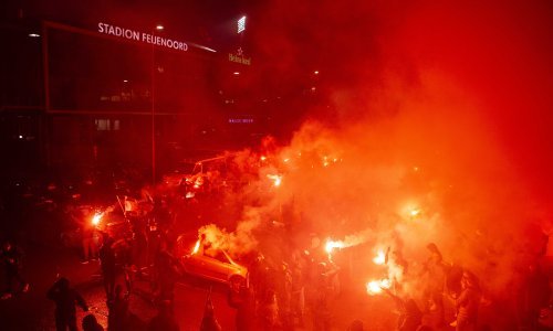 [VIDEO, FOTO] Uoči utakmice protiv Feyenoorda, nogometaši Dinama imali 'vrući doček'; pogledajte 'pakao' ispred stadiona