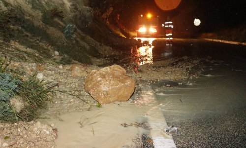 [FOTO] Odron na Jadranskoj magistrali kod Podgore: Na kolniku veća količina zemlje i kamenja; promet je otežan
