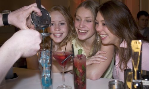 Više od polovice građana pije 'žesticu'; najpopularniji likeri i rakija