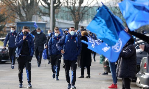 [VIDEO, FOTO] Dinamovi nogometaši na Maksimiru imali doček, a evo njihovih reakcija nakon neprospavane noći