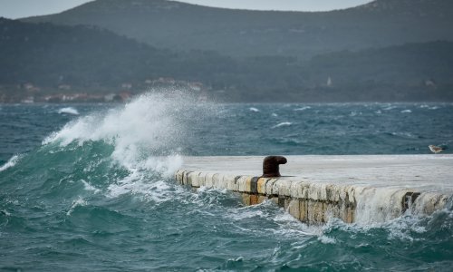 HAK: Olujno jugo - u prekidu brodske linije, na cestama poledica i odroni