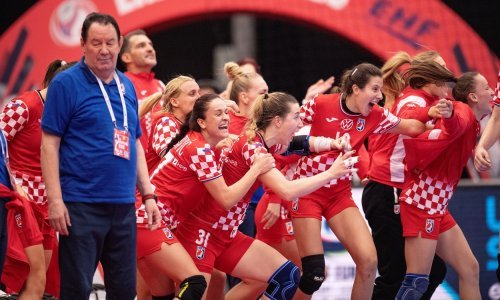 [VIDEO/FOTO] Pogledajte pobjedničko slavlje hrvatskih rukometašica; izbornik Šoštarić je otkrio tajnu uspjeha: Ma ove cure su lude...