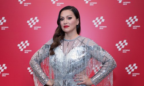 Nina Badrić zagrebačkim ulicama prošetala samo u sakou, a svi su gledali njene duge i vitke noge