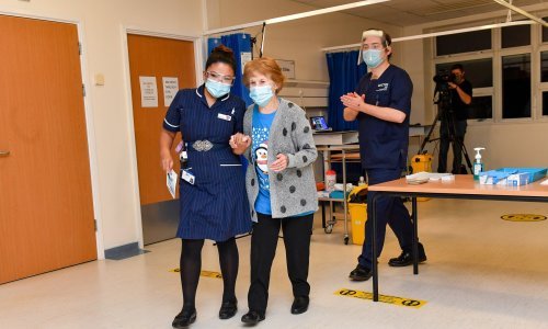 Prva Britanka koja je primila cjepivo: Za mene je ovo kao neki kovitlac i još uvijek mi nije sve sjelo