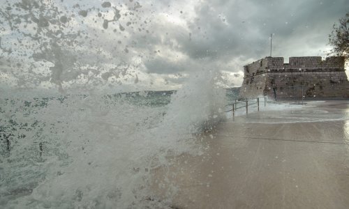 Stiže nevrijeme; na snazi je najviši stupanj upozorenja: prijete bujice, urbane poplave, stižu višemetarski valovi na Jadranu...
