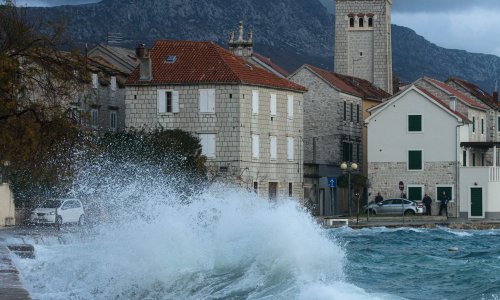 [FOTO/VIDEO] More poplavilo gradove diljem obale, u prekidu sve katamaranske linije iz Splita