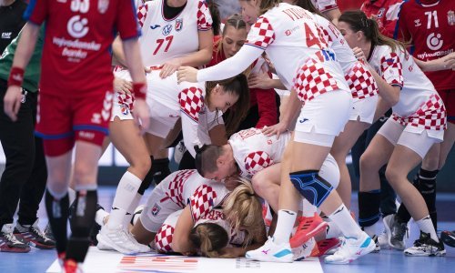 [VIDEO/FOTO] Dok su hrvatske rukometašice u busu imale još jednu feštu, srpske su tugovale jer nakon ovog poraza za njih je prvenstvo ipak - gotovo