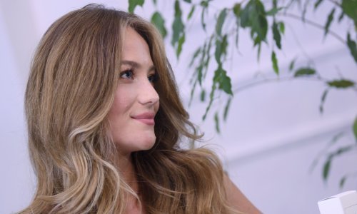 Izabel Kovačić od svog zaštitnog znaka ne odustaje - dugu plavu kosu ponovno je stavila u prvi plan