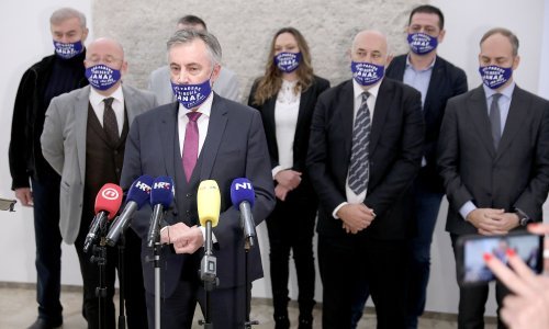 Stigli s maskama s ispisanim aferama; Škoro: Zapravo bismo trebali imati skafander da bi stale sve