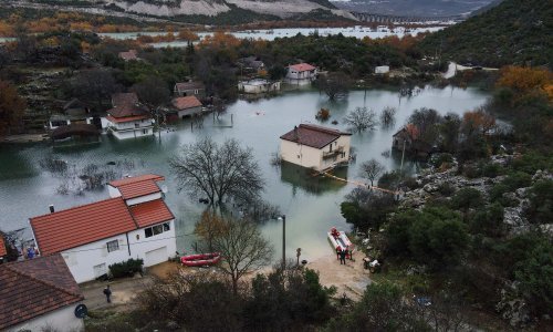 [FOTO] Situacija se ne smiruje! Kod Vrgorca poplavljeno 10 kuća, a brojni stanovnici napustili domove