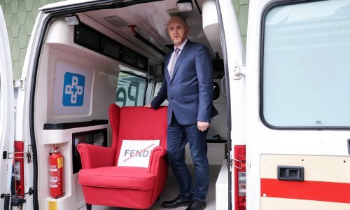 [FOTO] Petek stigao s kombijem i crvenom foteljom koja nije Fendi: Milane, odmori se