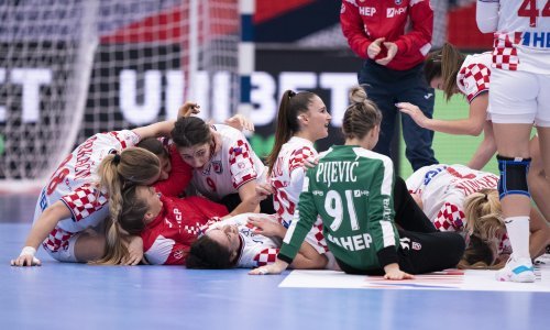 [VIDEO, FOTO] Iz HRS-a objavili presimpatičan video s rukometašicama uoči okršaja s Rumunjkama: Ne možeš ih skinuti s ovih igračaka
