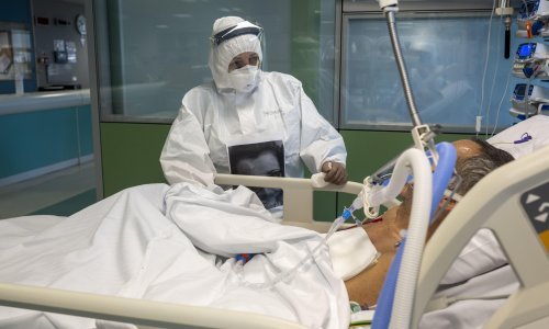 Muškarci s koronavirusom imaju tri puta veće izglede da završe na intenzivnoj njezi od žena, a i smrtnost im je veća, pogledajte zašto
