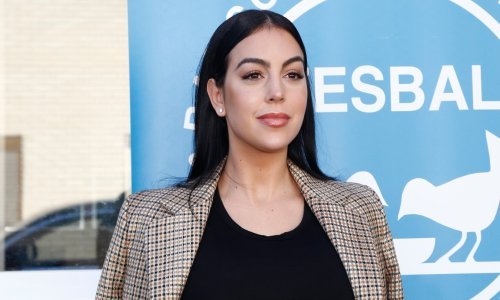 Prizor na koji je teško ostati ravnodušan: Zaručnica Cristiana Ronalda u provokativnom crvenom donjem rublju pozira pored jelke