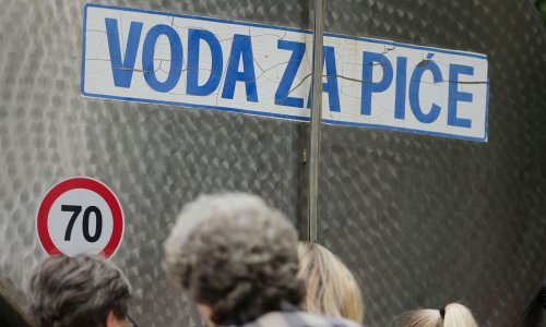 [FOTO] U Americi se pitkom vodom počelo trgovati na burzi. Hoće li žeđ za zaradom zavrnuti pipe siromašnih i trebamo li poput Slovenaca pravo na vodu zaštititi Ustavom?