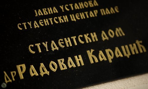 Dodik pokleknuo, uklonjena ploča s imenom Radovana Karadžića sa studentskog doma na Palama