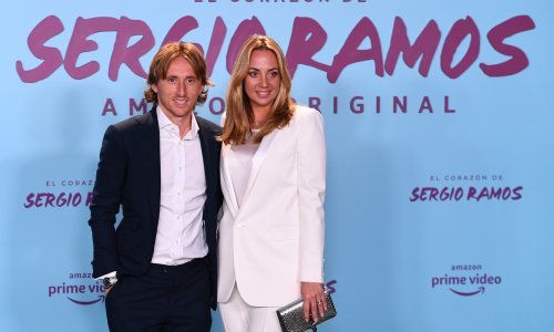 Društvenim mrežama proširila se fotografija malenog Luke Modrića u naručju njegove majke Radojke, a svi komentiraju koliko su slični