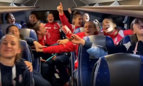 [VIDEO/FOTO] Hrvatske rukometašice slavile u busu uz pjesmu koja budi posebne emocije; a što im je tek poručio Igor Karačić