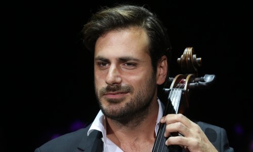 Iako solira već tri godine, Stjepan Hauser ne odriče se društva atraktivnih djevojaka