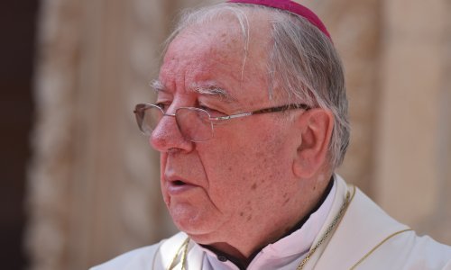 Umirovljeni biskup Bogović hitno prebačen na respirator u Rijeku. Liječnici mu se bore za život