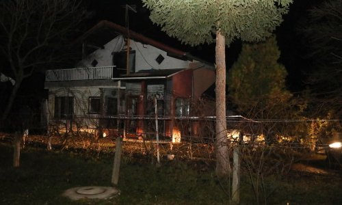 Muž udario ženu sjekirom pa zapalio kuću