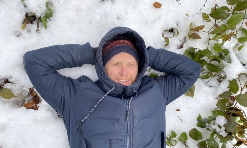 Zagrebački zastupnik Petek slikao se kako leži na snijegu, a dok se fotkao, netko mu je ukrao torbu