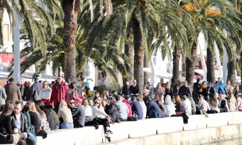 [FOTOPRIČA] Split danas ima 183 novozaražena, ali Splićani za to ne mare: Natiskali se na Rivi i uživaju u sunčanom danu