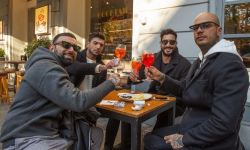 [FOTO] Talijani kao pušteni s lanca pohrlili u vikend šoping i prepunili kafiće, vlada odmah priprijetila: Od Badnjaka - novi lockdown