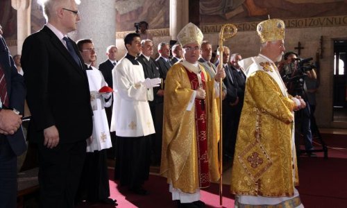 Bozanić kritizirao vladajuće, Milanović izostao s mise