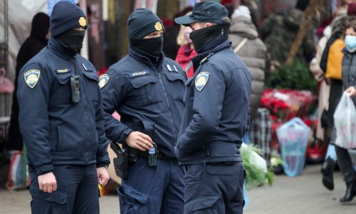 Muškarac unatoč višestrukim upozorenjima ušao u trgovački centar bez maske. Policija ga prijavila