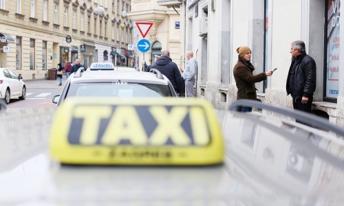 [FOTO/VIDEO] Taksiranje u vrijeme korone: Nema više soma pa doma. Sad ako se uhvati 200 kuna na dan, sretan ste čovjek