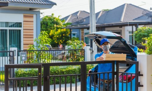 Dostavljač donio paket mladiću, no ovaj nije želio platiti otkupninu, nego je muškarca napao drvenom letvom; završio je u zatvoru
