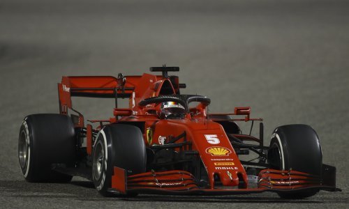 Sebastian Vettel iz Ferrarija otišao kao gospodin; bivšoj momčadi zapjevao preko radija, dijelio pivo, a posebna priča je posveta na kacigi za Charlesa Leclerca