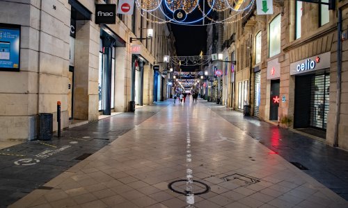 [FOTO] U Francuskoj stupio na snagu policijski sat: Pariške i ulice drugih francuskih gradova opustjele