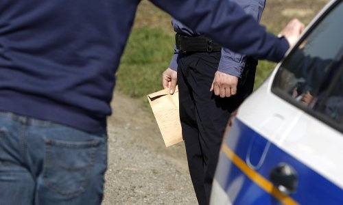 Policija dvojicu zatekla u kršenju samoizolacije, jedan otišao na registraciju automobila, drugi šetao ulicom