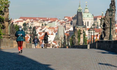 Češka se sprema ponovno uvesti policijski sat nakon što je broj umrlih u zemlji prešao 10.000