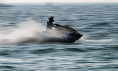 Škot četiri sata po ledenom moru vozio jet ski, potom pješačio 24 kilometara da vidi svoju dragu; policija za to nije imala sluha, strpali ga u zatvor jer nije poštovao mjere