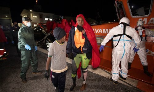 Crnogorska policija u međunarodnim vodama presrela jedrilicu s 50 migranata u potpalublju