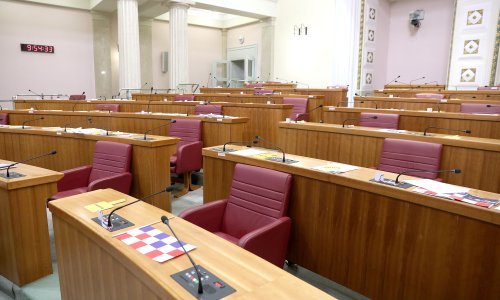 Raspušteni zastupnici: Klupe ostaju prazne mjesec dana, a ovako im je izgledala radna jesen