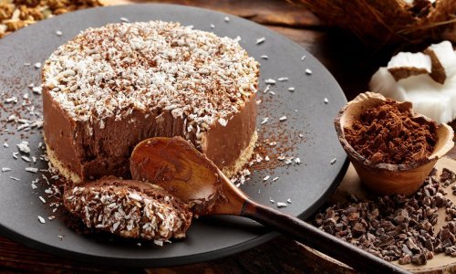 U potrazi ste za brzom slasticom za blagdanski stol? Ova kremasta čokoladna torta ne peče se i gotova je u manje od pola sata