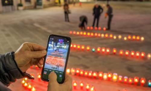 [FOTO] Ugostitelji pale svijeće ispred pulske Gradske palače: Imamo troškove, hladni pogon, grad nam mora pomoći