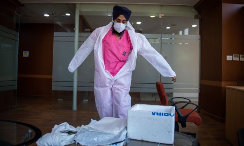 Indija dosegla 10 milijuna zaraženih koronavirusom, no zaraza usporava