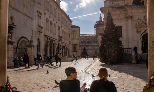 [FOTO] Dubrovnik i Split okupani suncem privukli brojne građane na šetnju; što se 'kave na terasi' tiče, svatko se snašao kako je znao