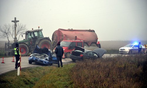 [FOTO] Teška prometna nesreća u Križevcima, dvoje ozlijeđenih u sudaru dva automobila s traktorom