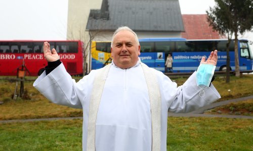[VIDEO, FOTO] Poznati svećenik doskočio korona mjerama i hladnoći: Oko kapele poredao autobuse i u njih smjestio vjernike