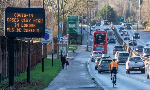 Britanija reaktivira hitne covid bolnice i zatvara londonske osnovne škole